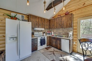 Kitchen | Single Story | Toaster | Trash Bags & Paper Towels Provided