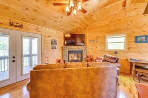 LIving Room | Queen Sleeper Sofa | Smart TV | Fireplace