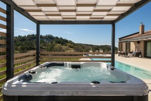 Spa tub