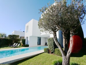 Contemporary Vilamoura Villa | Villa Bea | 5 Bedrooms | Bright Interiors | Golf Course Views