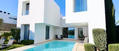 Contemporary Vilamoura Villa | Villa Bea | 5 Bedrooms | Bright Interiors | Golf Course Views