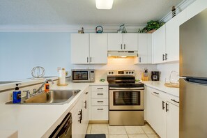 Kitchen | Keyless Entry | Free WiFi | Prime Location | Direct Beach Access