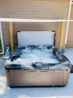 Outdoor spa tub