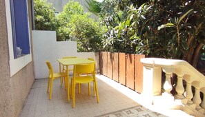 La terrasse sur le perron est très agréable pour les diners en été.