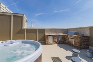 Private Rooftop Hot Tub & Barbecue Area