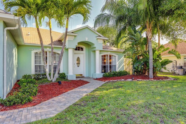 Jensen Beach Vacation Rental | 3BR | 2BA | 2,000 Sq Ft | 1 Step to Enter