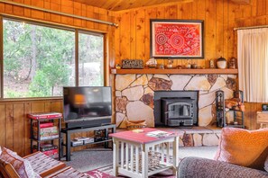 Living Room | Free WiFi | Smart TV | Central A/C | Queen Sleeper Sofa