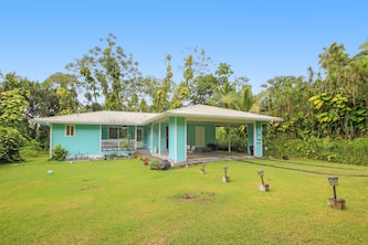Dog-friendly home near the ocean with lanai, washer/dryer, desk and Free Wifi