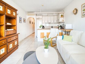 Möbel, Interior Design, Flooring, Couch, Fussboden, Decke, Wohnzimmer, Zimmer, Wohnung, Tabelle