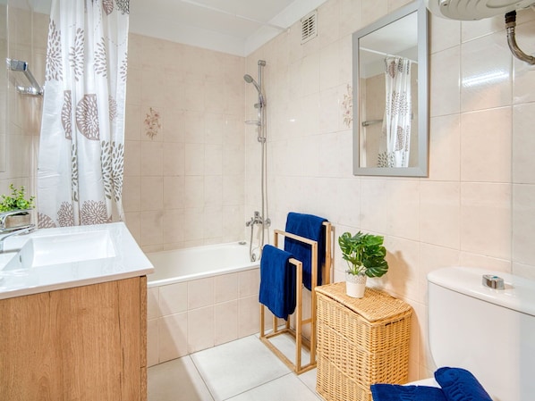 Badezimmer, Flooring, Armatur, Interior Design, Fussboden, Badezimmerschrank, Zapfhahn, Toilette, Installation, Sinken