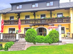 Maison, Domicile, Chalet, Établissements Humains, Biens, Porche, Ferme, Pelouse, Jardin, Balcon