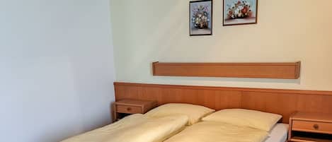 Meubilair, Comfort, Fotolijst, Bed Frame, Hout, Gebouw, Flooring, Bed, Huis, Verdieping