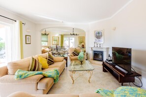 View from entrance to living room and indoor dinning area