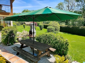 Terrasse : table pique nique, parasol, barbecue.