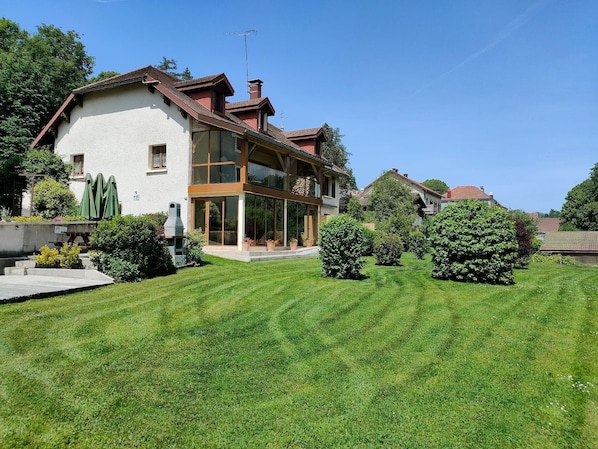 Situé ici au rez-de-jardin