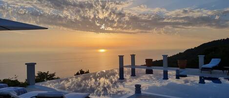 Sonnenuntergangsbild vom Sonnenbereich am Pool der kroatischen Luxus-Ferienvilla Ferarra in Dubrovnik für Urlaub und Miete.