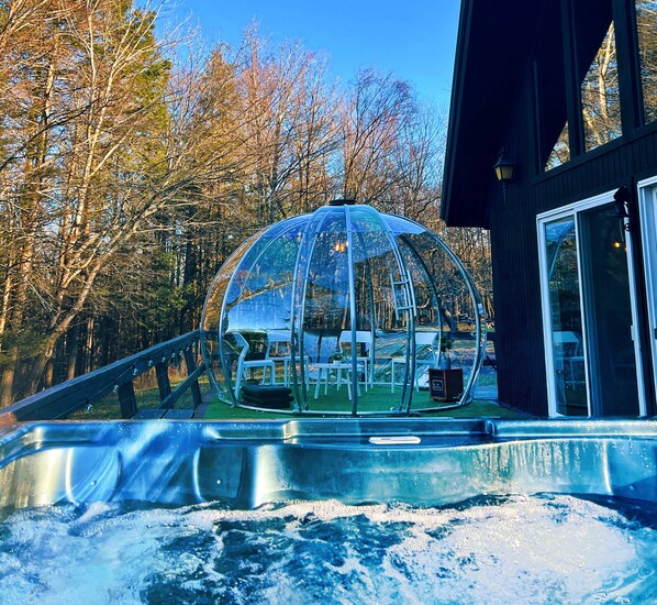 Out of the hot tub walk into the bubble room, enjoy the sunshine or snowy 