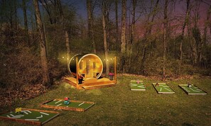 Five mini-golf stations in the backyard for endless family entertainment!