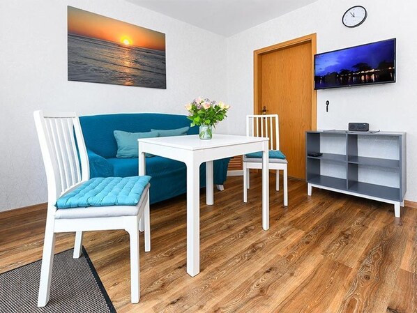 Wohnzimmer mit integriertem Küchenbereich