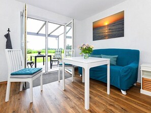 Wohnzimmer mit integriertem Küchenbereich