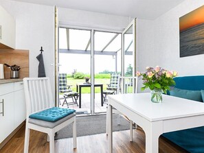 Wohnzimmer mit integriertem Küchenbereich