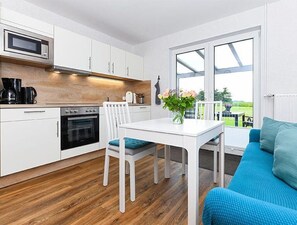 Wohnzimmer mit integriertem Küchenbereich