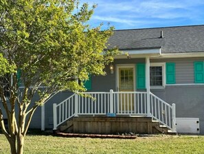 Emerald Isle, Atlantic Beach, Beaufort. Cottage is waterfront on ICW.