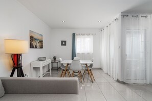 Overview of the living room, with a comfortable couch and a seating are for four people #bright #spacious #algarve