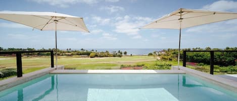 Private infinity pool with Golf (Fairway + Green) and Ocean views