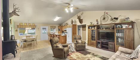 Sweet Corn Homestead - a SkyRun Grand Junction Property - Living Room - Two comfy recliners, large couch, smart TV, DVD and VCR player with an assortment of movies.