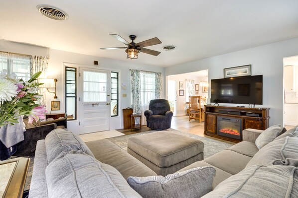 Mount Dora Vacation Rental | 2BR | 2BA | 3 Stairs Required to Enter