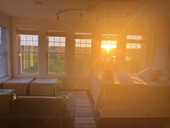 Sunset from the top floor bedroom
☀️