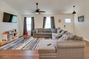 Living Room | Main Floor | Smart TV | Free WiFi | Central A/C & Heating