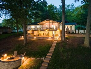 Private lakefront in private, quiet cove!
Swim or fish off the dock.