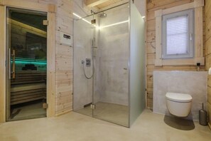 Großes Tageslichtbad im EG, Ganzglasregendusche und finnische Sauna