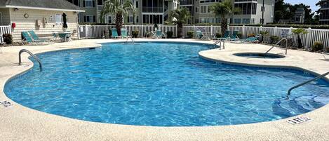 Second pool with jacuzzi 