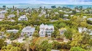 Less then a 5 minute walk to Pine Ave, where all of the best shops and restaurants are located.