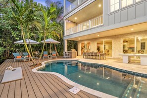 Relax on your vacation in style poolside.