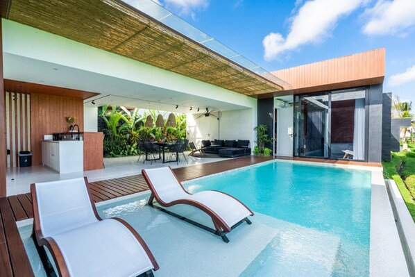 Exterior, Swimming pool