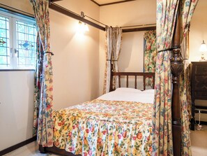 ・[Cottage 103: Bedroom] Wake up in the morning to the gentle light streaming in through the stained glass
