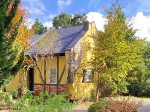 ・[Cottage: Exterior] The design is modeled after an old house in the Cotswolds region of England.