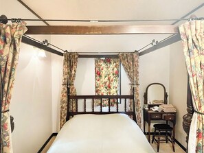 ・[Cottage 103: Bedroom] A gorgeous room with a four-poster antique double bed.