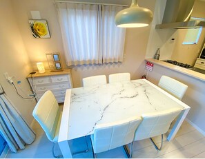 There is also a marble table, so everyone can use it ♪