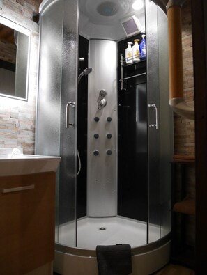 In order to use the nearby hot spring facilities, we dared to make it only a shower booth.