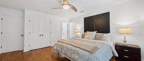 Master Bedroom with Queen Bed 