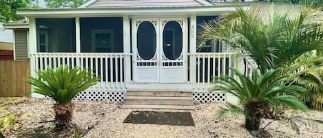 Large home only 2 block walk to beach