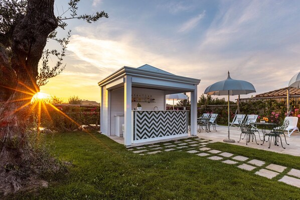 Poolside bar