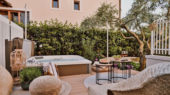 Outdoor spa tub