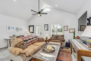 110 S G St - Living Room Overview