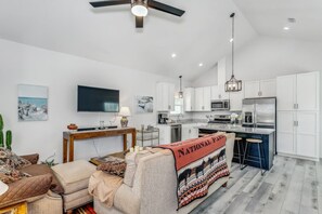 110 S G St - Living Room